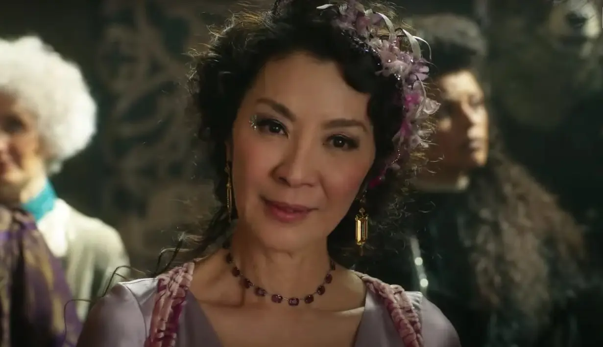 Michelle Yeoh sebagai Profesor Emma di film The School for Good and Evil. (YouTube Netflix)