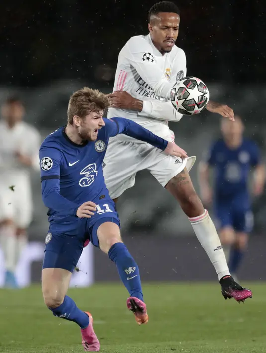 Penyerang Chelsea, Timo Werner dan bek Real Madrid, Eder Militao bersaing memperebutkan bola pada leg pertama semifinal Liga Champions di Stadion Alfredo Di Stefano, Rabu (28/4) dini hari WIB.  Real Madrid hanya mampu bermain imbang 1-1 melawan Chelsea. (AP Photo/Bernat Armangue)
