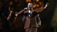 Aksi panggung penyanyi Sam Smith saat tampil menghibur penonton dalam acara Brit Awards 2018 di London, Rabu (21/2). (Joel C Ryan / Invision / AP)