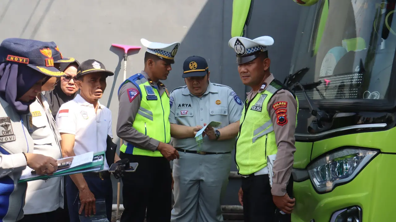 Ramp check bus pariwisata di Pemalang. (Foto: Liputan6.com/Polres Pemalang)