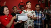 Putra sulung Presiden Jokowi, Gibran Rakabuming Raka saat menerima KTA PDIP di Kantor DPC PDIP Solo.(Liputan6.com/Fajar Abrori)