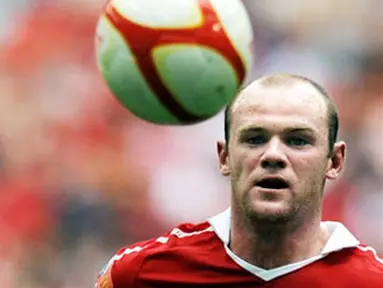 Striker MU Wayne Rooney dibayang-bayangi dalam pertandingan Community Shield di Stadion Wembley, London, 8 Agustus 2010.AFP PHOTO/ADRIAN DENNIS
