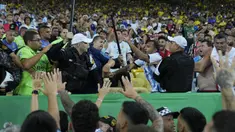 Kericuhan suporter Argentina dan petugas keamanan sebelum laga Kualifikasi Piala Dunia 2026 antara Brasil melawan Argentina di Stadion Maracana, Brasil, Rabu (22/11/2023) WIB. (AP Photo/Silvia Izquierdo)