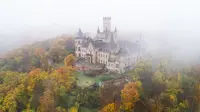 Potret yang diambil pada 7 November 2019 memperlihatkan kabut di atas Kastil Marienburg dekat Pattensen, Jerman utara. (JULIAN STRATENSCHULTE / DPA / AFP)