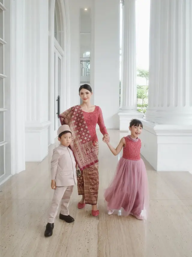 Pesona Anissa Aziza Dibalut Kebaya dan Ulos Nuansa Pink di Pernikahan Adik Raditya Dika, Kompak Bareng Dua Anak