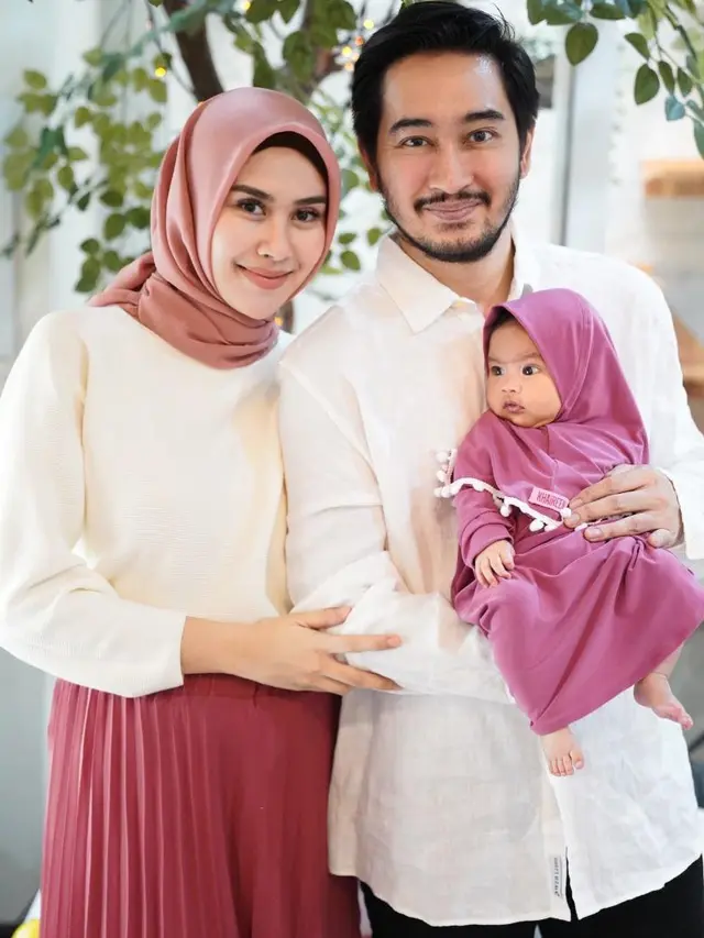 Bisa Jadi Inspirasi Lebaran, Ini 6 Potret Artis Cantik Pake Baju Kembar dengan Anak