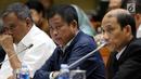 Menteri ESDM, Ignasius Jonan (tengah) didampingi Wakil Menteri ESDM, Arcandra Tahar (kanan) saat rapat kerja dengan Komisi VII di Gedung Parlemen, Senayan, Jakarta, Rabu (28/8/2019). Komisi VII DPR RI memanggil Menteri ESDM untuk membahas asumsi makro sektor ESDM. (Liputan6.com/Johan Tallo)