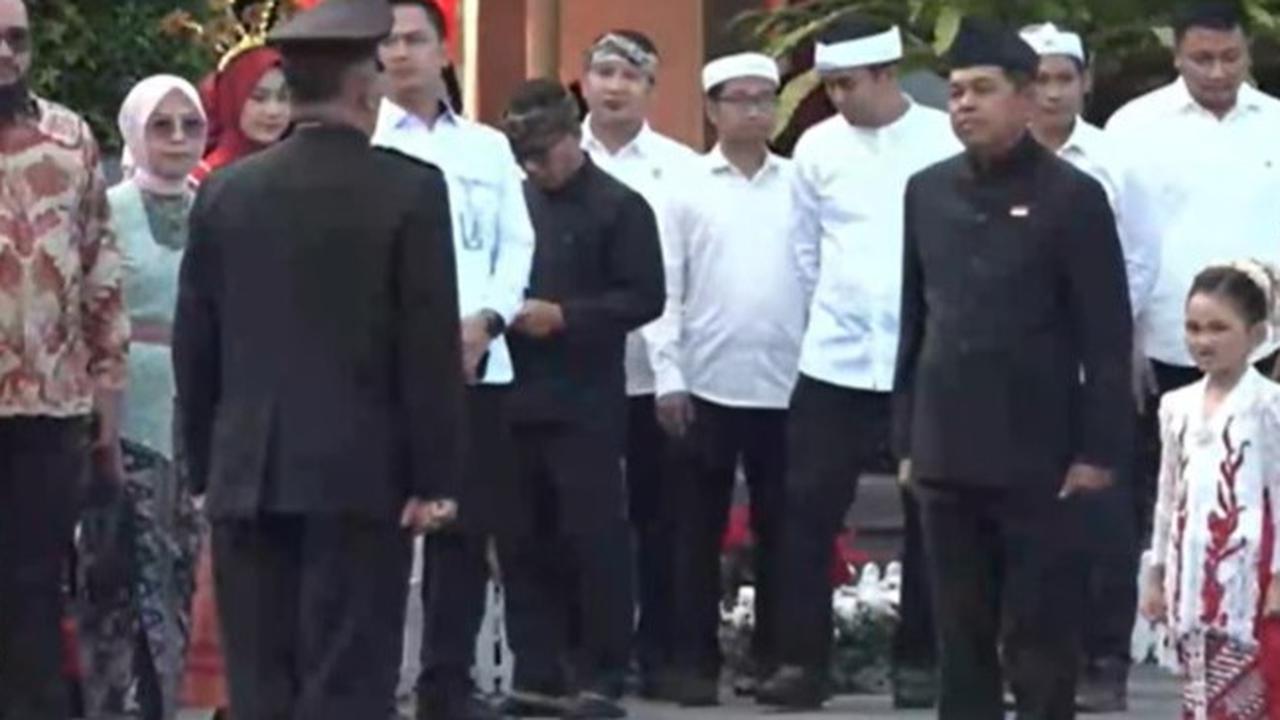 VIDEO: Momen Demul Serba Hitam di Upacara Penurunan Bendera, Cium Sang Saka Merah Putih