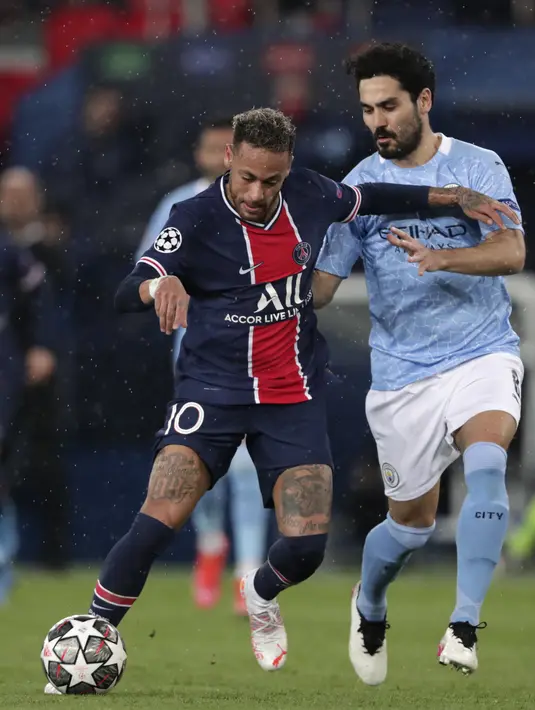 Gelandang Manchester City,  Ilkay Gundogan dan penyerang Paris Saint-Germain atau PSG, Neymar berebut bola pada leg pertama semifinal Liga Champions di Parc des Princes, Kamis (29/4/2021). Manchester City berhasil memetik modal penting saat menang 2-1 atas PSG. (AP Photo/Thibault Camus)