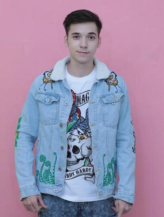 Aktor sekaligus penyanyi ini rupanya memakai jaket denim di berbagai kesempatan. Seperti sedang santai, ia memadukan denim dengan kaus putih dan bawahan celana jeans. Penampilan Stefan William terlihat begitu kekinian.(Liputan6.com/IG/@stefannwilliam)