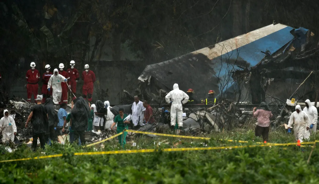Tim penyelamat menyusuri bangkai pesawat Boeing 737 yang jatuh di Havana, Kuba, Jumat (18/5). Lebih dari 100 orang meninggal akibat insiden tersebut. (AP Photo/Ramon Espinosa)