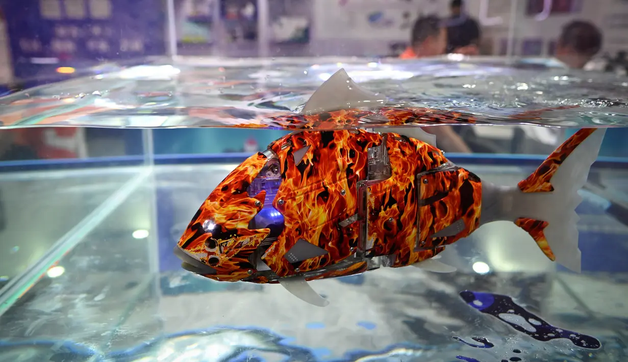 Robofish terlihat dalam Konferensi Robot Dunia 2019 di Beijing, China, Selasa (20/8/2019). Konferensi Robot Dunia 2019 akan berlangsung selama lima hari. (WANG Zhao/AFP)