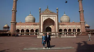 Presiden Jerman Dr. Frank Walter Steinmeier dan istrinya Elke Buedenbender berpose selama kunjungannya ke Masjid Jama di New Delhi, India, (23/3). Steinmeier berkunjung ke India selama empat. (AP Photo/ Manish Swarup)