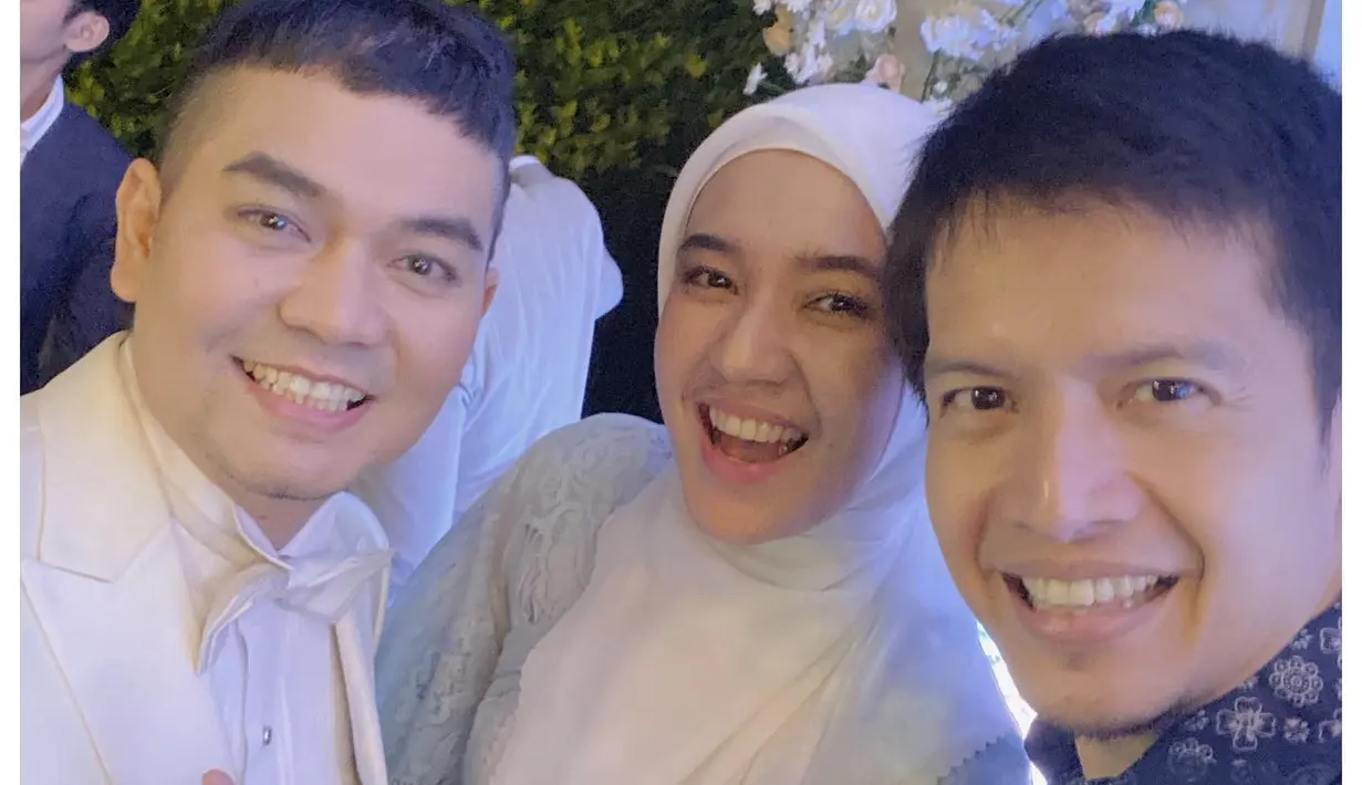 Gaya pasangan Dhini Aminarti, Dimas Seto yang memilih tampil dengan kemeja batik bergaya formal. [Foto: Instagram @dimasseto]