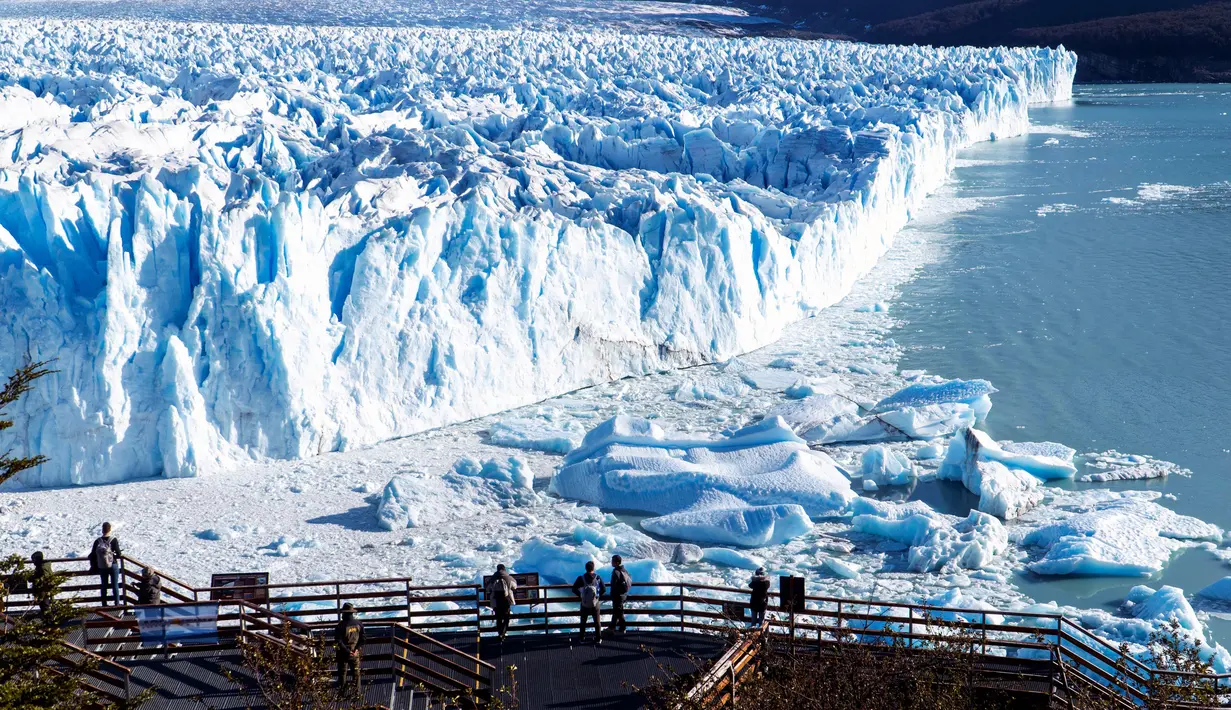 Wisatawan menikmati Gletser Perito Moreno di Taman Nasional Los Glaciares, dekat El Calafate, provinsi Santa Cruz, Argentina, pada 13 Agustus 2024. (Walter Diaz / AFP)