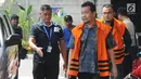Pemilik PT Binivian Konstruksi Abadi, Effendy Syahputra (tengah) dan Anggota DPRD Lampung Nonaktif Agus Bhakti Nugroho (kanan) saat akan menjalani pemeriksaan lanjutan di Gedung KPK, Jakarta, Kamis (6/9). (Merdeka.com/Dwi Narwoko)