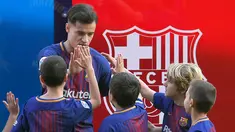 Gelandang baru Barcelona, Philippe Coutinho menyapa anak-anak saat perkenalan dirinya di Nou Camp, Barcelona (8/1). Coutinho diboyong Barcelona dengan harga sebesar 400 juta euro (sekitar Rp 6,45 triliun). (AFP Photo/Lluis Gene)