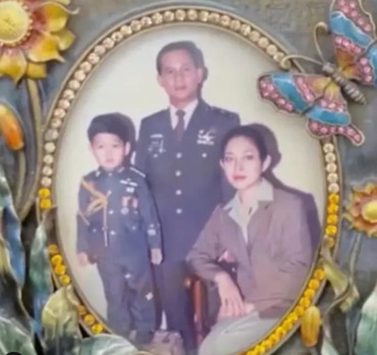 Foto Lawas Titiek Soeharto Pakai Seragam Persit
