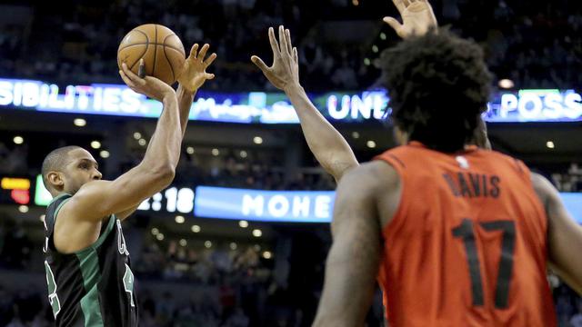 Center Boston Celtics Al Horford Melakukan Buzzer Beater