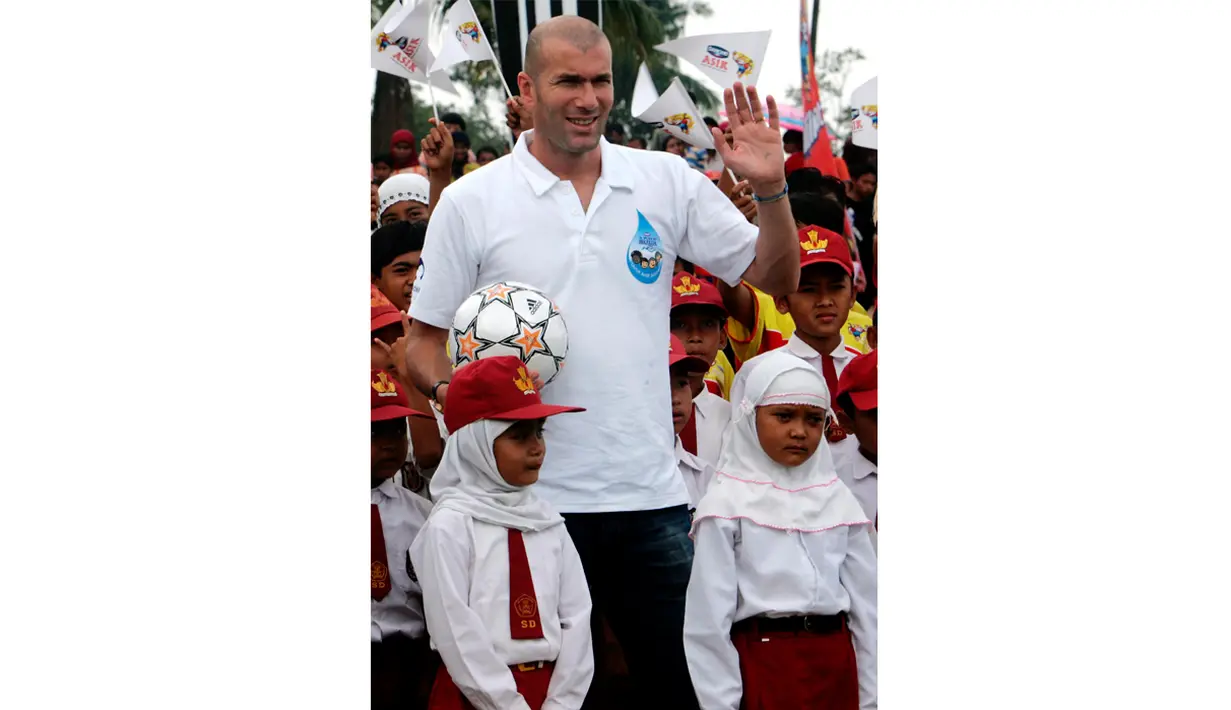  Zinedine Zidane, saat memberikan pelatihan sepak bola untuk anak-anak Indonesia di Desa Cisaat, Ciater, Jawa Barat, (07/08/2007).  Zidane, menjadi duta sepak bola selama tiga hari di Indonesia. (EPA/Mast Irham)