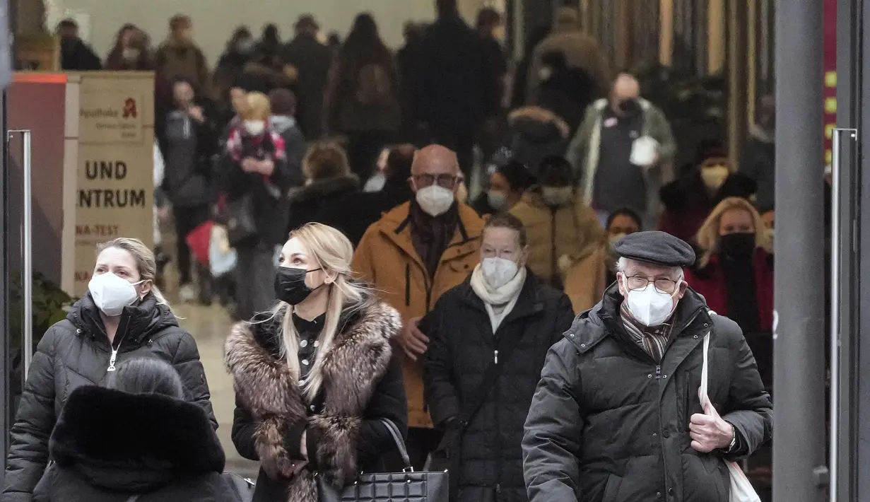 Orang-orang berjalan di pusat kota Essen, Jerman, di mana sebagian besar toko hanya mengizinkan pelanggan yang pulih atau divaksinasi, Rabu (12/1/2022). Jerman pada Rabu melaporkan lebih dari 80.000 kasus virus korona dalam sehari yang merupakan tertinggi sejak pandemi. (AP Photo/Martin Meissner)