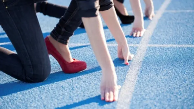 Wanita Ini Rela Jatuh Bangun Saat Berlari dengan Sepatu Hak Tinggi