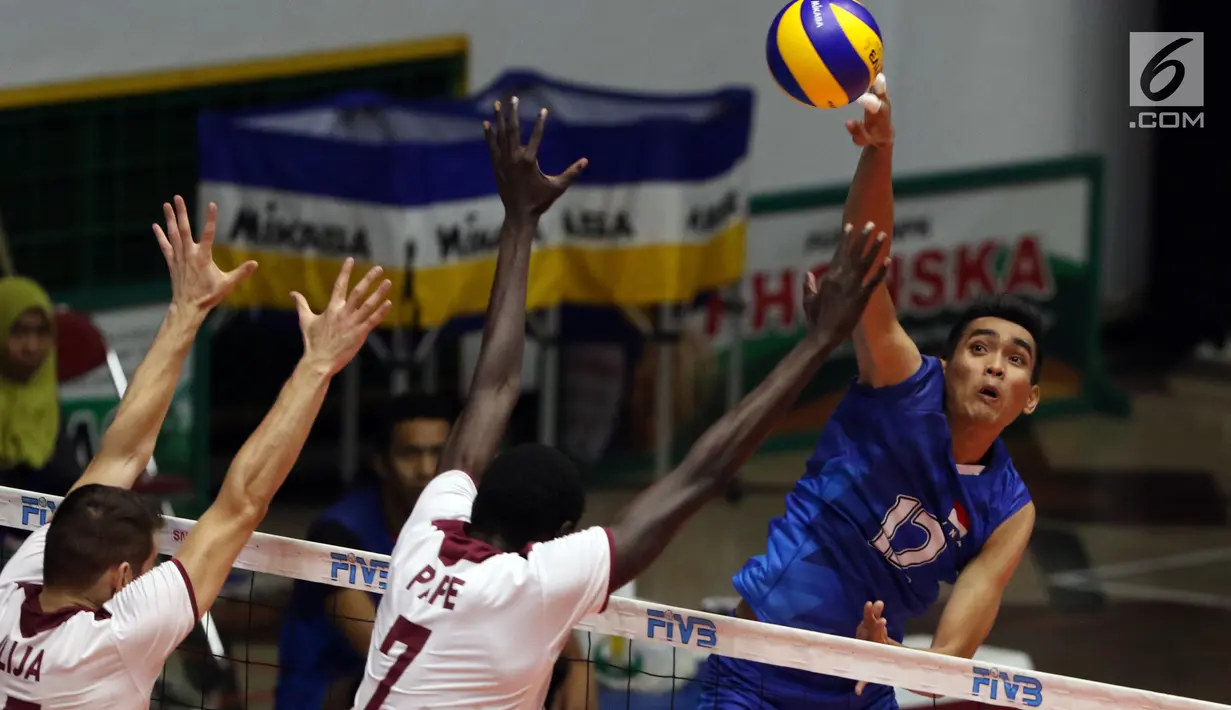Pemain Timnas voli putra Indonesia, Rivan Nurmulki melakukan smes saat melawan Qatar pada Kejuaraan Voli Asia 2017 di GOR Tri Dharma, Gresik, Rabu (26/7). Indonesia unggul 3-2 (24-26, 14-25, 25-20, 25-21, 15-11). (Liputan6.com/Helmi Fithriansyah)