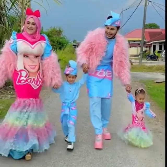 Pasutri Malaysia Pakai Baju Lebaran Tema Barbie, Disebut Lebih Buruk dari Shimmer.