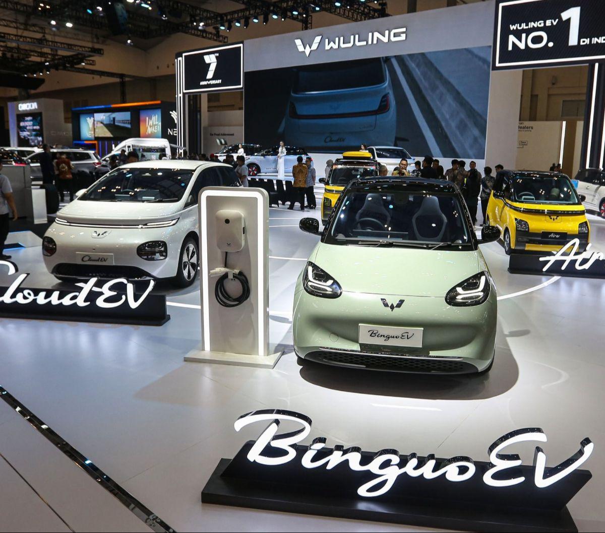 Deretan mobil listrik Wuling, mulai dari Cloud Ev, Binguo EV, dan Air EV, ditampilkan dalam ajang&nbsp;Gaikindo Indonesia International Auto Show (GIIAS) 2024 di ICE BSD, Kabupaten Tangerang, Banten, pada Rabu (17/7/2024). Perhelatan GIIAS 2024 sekaligus 