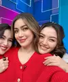 Potret selfie cantik Jessica Iskandar pakai outfit warna merah bersama Ayu Ting Ting dan Siti Badriah. [Foto: Instagram/ayutingting92]Setelah umumkan kehamilan anak ketiganya, Jessica Iskandar tampil memesona pancarkan aura glowing bumil yang tak terbantahkan. [Foto: Instagram/ayutingting92]