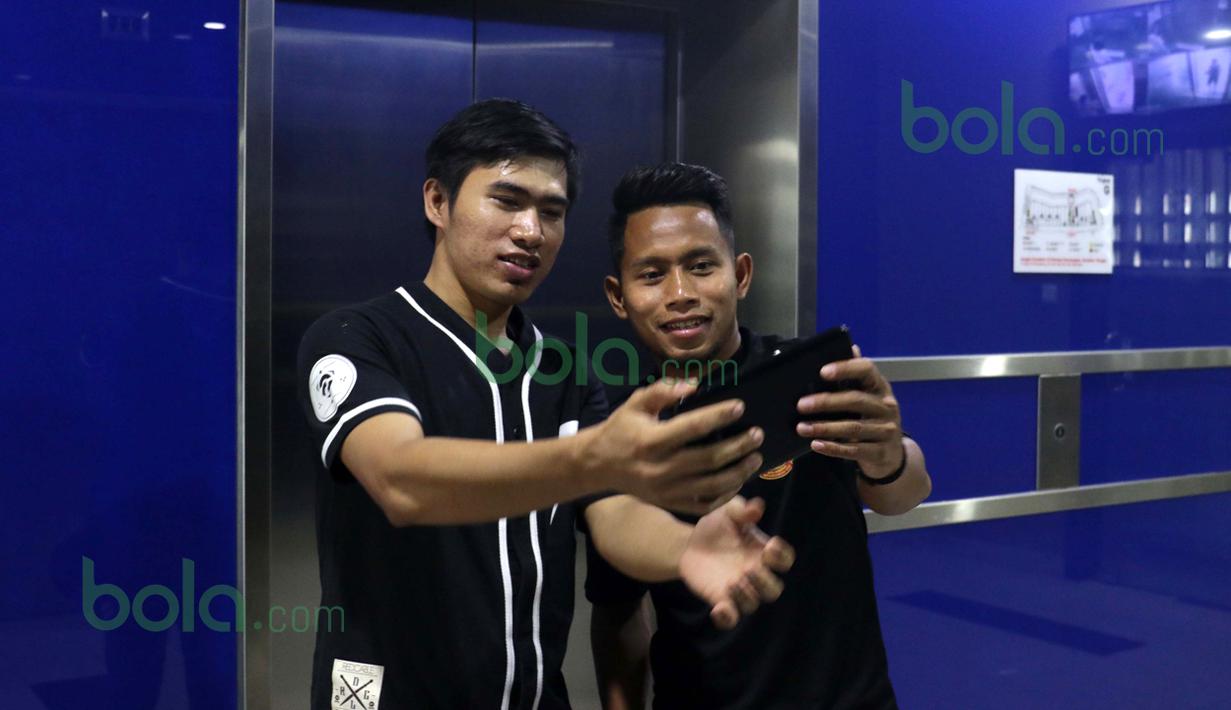 Andik Vermansah berfoto bersama penggemar yang merupakan tetangga di apartemennya di Selangor, Malaysia, Kamis (28/01/2016). (Bola.com/Nicklas Hanoatubun)