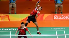 Pebulutangkis ganda campuran Indonesia, Tontowi Ahmad/Liliyana Natsir saat melawan Robin Middleton/Leanne Choo (Australia) pada laga perdana Grup C Olimpiade Rio 2016, Kamis (11/8). Tontowi/Liliyana unggul 21-7 21-8. (REUTERS/Marcelo del Pozo)