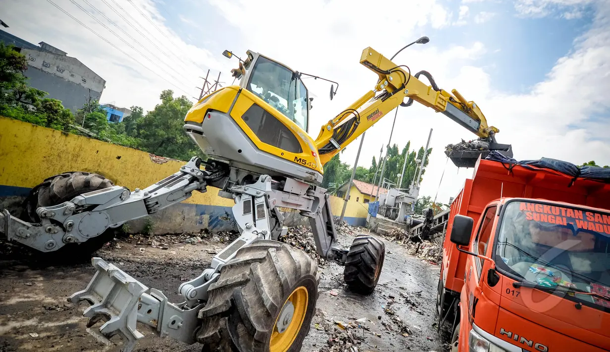Petugas menggunakan alat berat eskavator spider membersikan sampah di sodetan Kali Sekretaris, Jakarta, Kamis (9/4/2015). Tampilan dan bentuk alat pengeruk sampah ini mirip dengan binatang laba-laba. (Liputan6.com/Faizal Fanani)