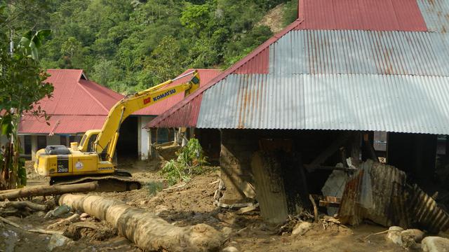 Salah satu rumah yang hancur akibat banjir bandang Solok Selatan. (Liputan6.com/Novia Harlina)