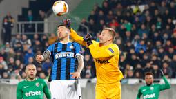 Gelandang Inter Milan, Matias Vecino, berebut bola dengan kiper Ludogorets, Plamen Iliev dalam leg pertama 32 besar Liga Europa di Huvepharma Arena, Kamis (20/2/2020). Inter Milan sukses membawa pulang kemenangan usai mengalahkan tuan rumah Ludogorets 2-0. (AP/Vadim Ghirda)