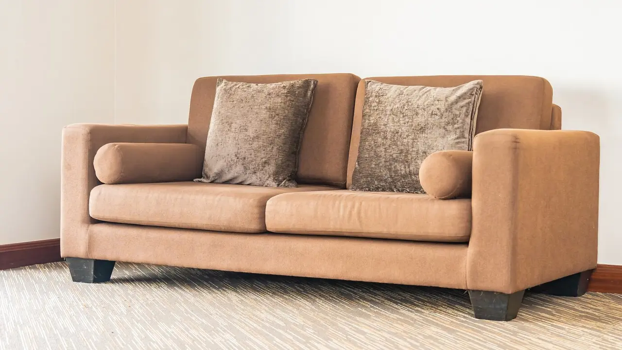 Ilustrasi sofa warna cokelat/freepik.com/lifeforstock