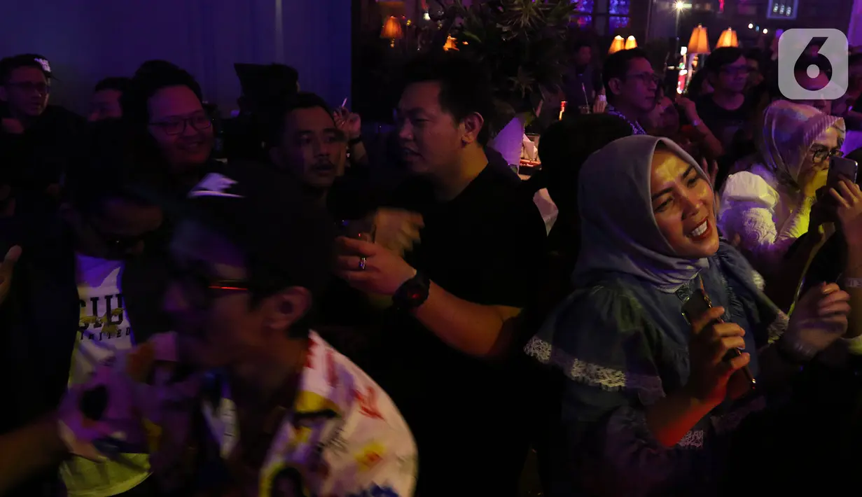Penggemar Didi Kempot saat menyaksikan konser "The Lord of Loro Ati" di kawasan SCBD, Jakarta pada 6 Desember 2019 silam. Didi Kempot, meninggal dunia Selasa (5/5/2020) pukul 07.45 WIB di Rumah Sakit (RS) Kasih Ibu Solo. (Liputan6.com/Herman Zakharia)