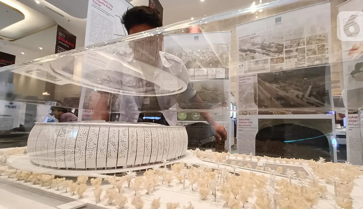 Mahasiswa melihat maket stadion pada pameran industri kontruksi, BCI Equinox 2022 di The Hall Senayan City Jakarta, Kamis (19/05/2022). Pameran teknologi konstruksi yang diikuti arsitek, profesional desain, konsultan konstruksi, kontraktor hingga pengembang diikuti 27 vendor dan 5 asosiasi industri konstruksi hingga 20 Mei. (Liputan6.com/Fery Pradolo)
