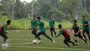 Bakal pemain Timnas Indonesia U-16 melakukan latihan seleksi di Lapangan NYTC, Sawangan, Depok, Senin (27/3). 55 pemain mengikuti latihan seleksi masuk Timnas Indonesia U-16 hingga 30 Maret mendatang. (Liputan6.com/Helmi Fithriansyah)