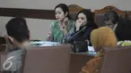 Terdakwa kasus dugaan suap proyek pada Kementerian Pekerjaan Umum dan Perumahan Rakyat, Dessy Ariyanti Edwin (kiri) dan Julia Prasetyarini (tengah) menjalani persidangan di Pengadilan Tipikor, Jakarta, Kamis (21/7). (Liputa6.com/Helmi Afandi)