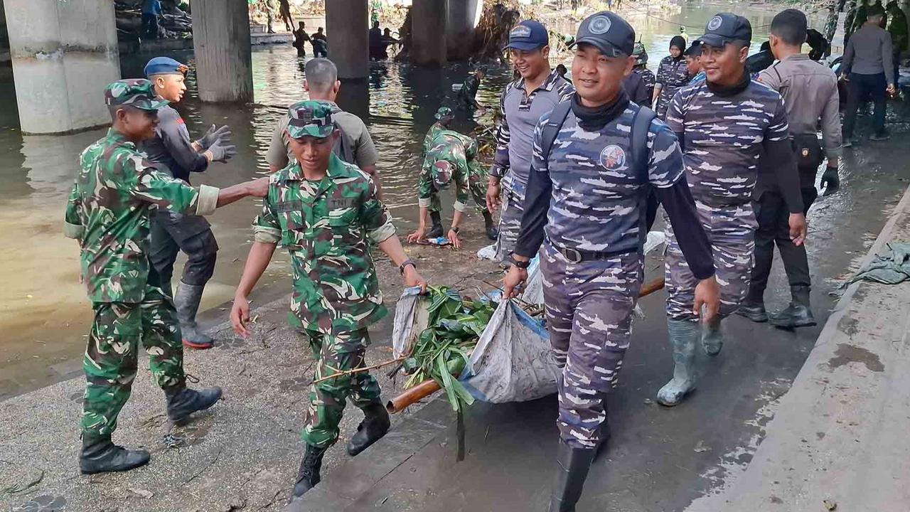 FOTO: Hari ke-4 Pasca Banjir Bandang, TNI AL Denpasar Terus Bantu Warga Bersihkan Kota
