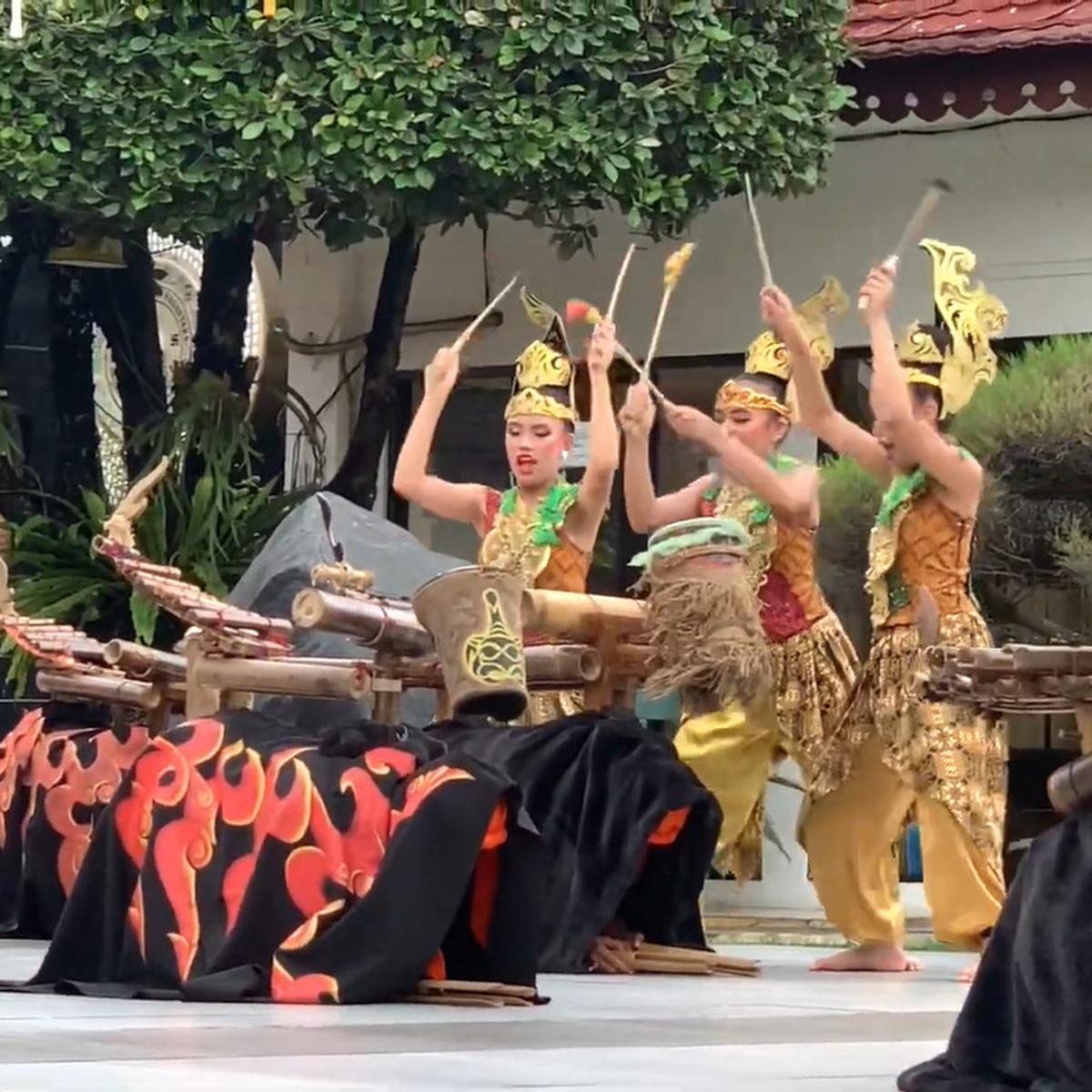 Alat musik Sunda Langgir Badong