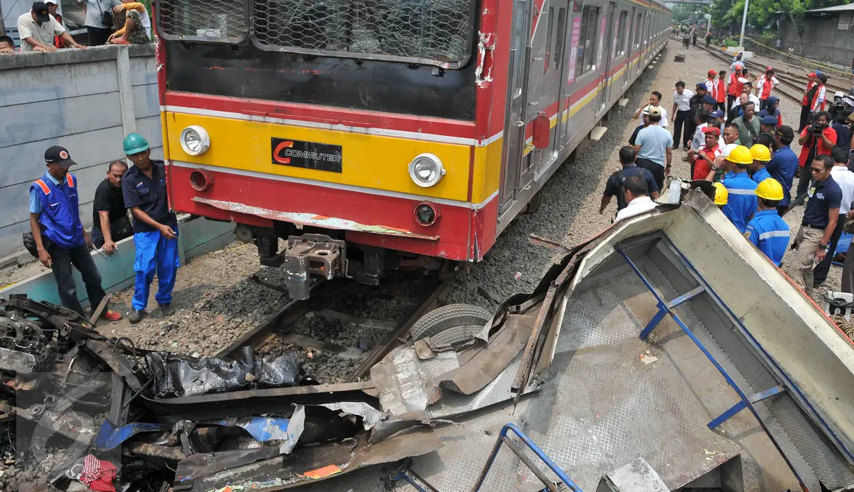 Metromini B 80 jurusan Grogol-Kalideres tertabrak di pintu perlintasan sebelum Stasiun Angke, Tambora, Jakarta Barat, Minggu (12/6/2015). Saksi menyebut Metromini tersebut nekat menerobos pintu perlintasan.(Liputan6.com/Gempur M Surya) 