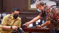 Wali Kota Medan, Bobby Nasution melihat produk sepatu buatan UMKM. (Foto: Istimewa)