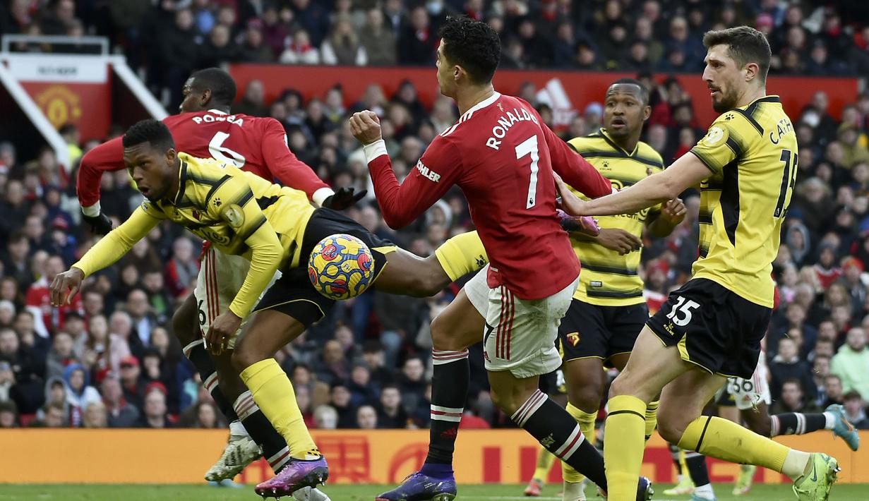 Dalam laga tersebut, lagi-lagi Cristiano gagal mencetak gol. Beberapa kali peluangnya berhasil dimentahkan barisan belakang Watford yang tampil disiplin ditambah dengan ketangguhan Ben Foster di bawah mistar. (AP/Rui Vieira)