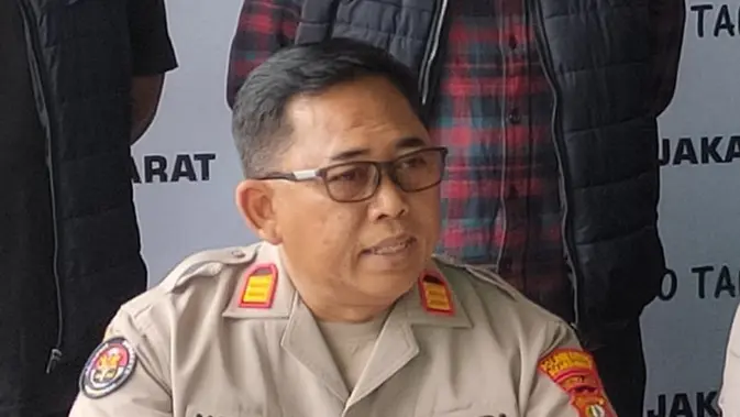 Polisi Nonton Bola Saat Warga Lapor KDRT, Polres Jakbar Klarifikasi