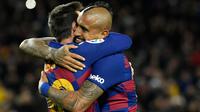 Arturo Vidal memeluk Lionel Messi usai mencetak gol ke gawang Granada pada lanjutan La Liga 2019/2020. Dalam duel ini, Barcelona menang 1-0 (LLUIS GENE / AFP)