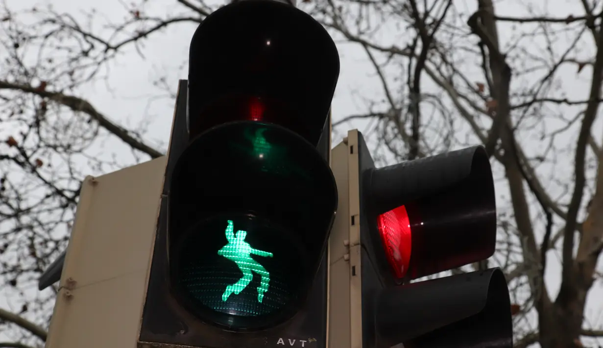 Lampu lalu lintas bergambar siluet Elvis Presley tengah berdansa di Friedberg, Jerman pada 7 Desember 2018. Elvis menjadi ikon lampu merah di kota yang pernah didatanginya ketika wajib militer Amerika Serikat antara 1958 - 1960. (Yann Schreiber / AFP)