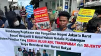Massa aksi mewarnai sidang Perdana Kasus dugaan penipuan dan penggelapan Advokat Natallia Rusli Di depan Pengadilan Negeri Jakarta Barat (PN Jakbar), Senin (10/4) (Istimewa)