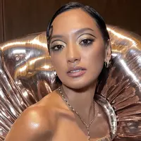 Asmara Abigail kerap tampil unik di ragam kesempatan. Kali ini, dengan gaya busana memukau tampilannya begitu grande. [Foto: Instagram/ Asmara Abigail]